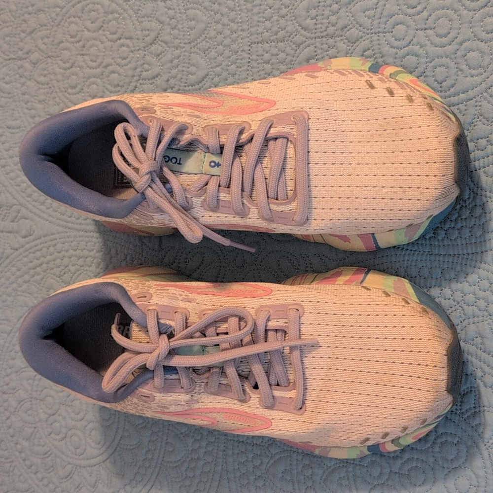 Brooks White and Pink Athletic Shoes with Breathable Knit